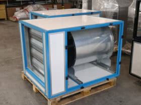 Gehäuse mit Ventilator und Jalousieklappe